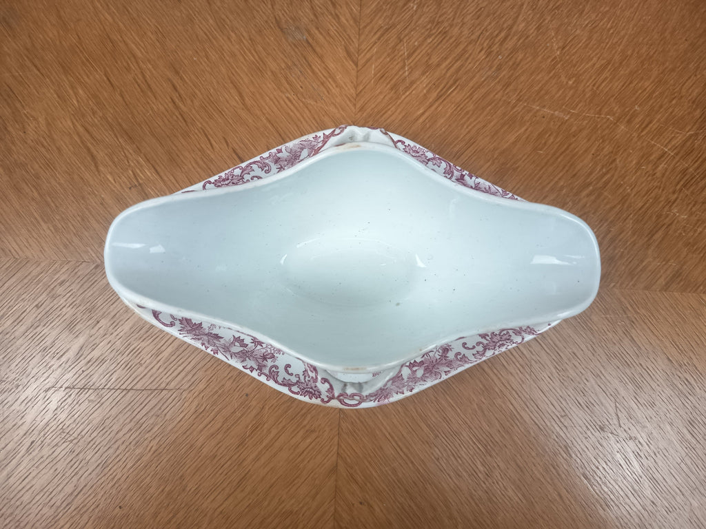 Saucière ancienne en Terre de Fer vers 1900, double bec verseur et décor floral rouge bordeaux.