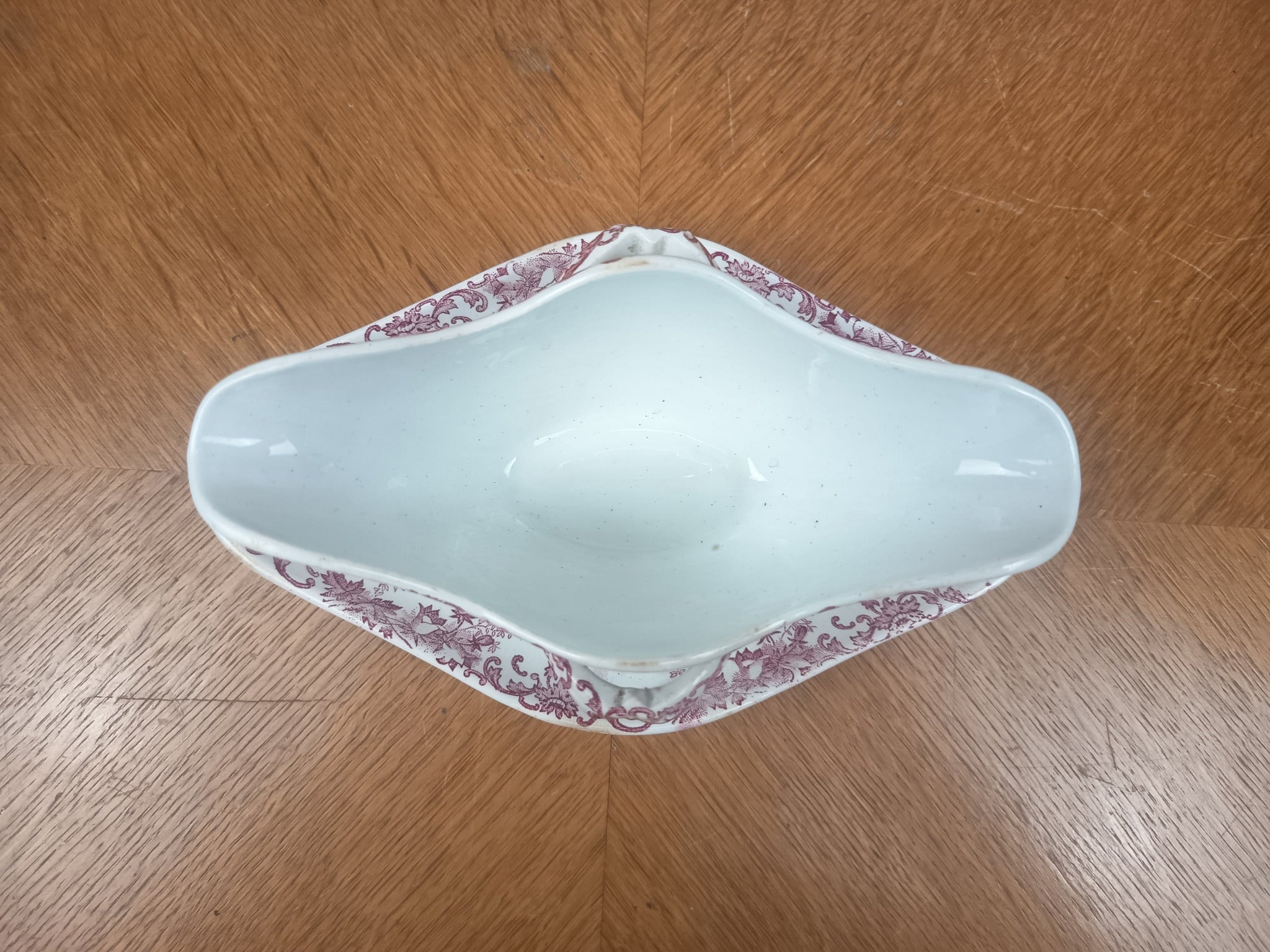 Saucière ancienne en Terre de Fer vers 1900, double bec verseur et décor floral rouge bordeaux.