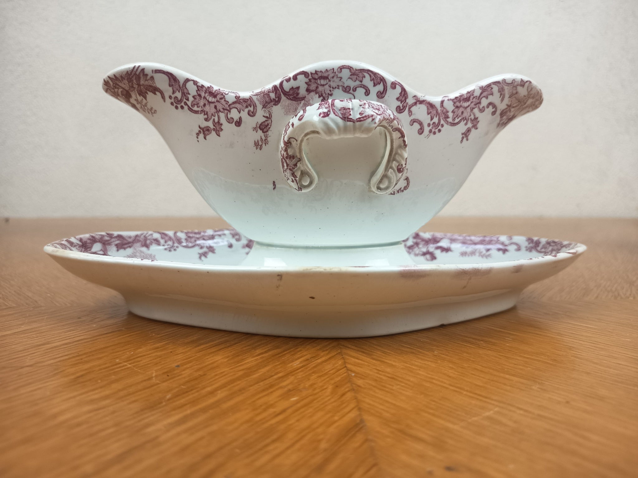 Saucière ancienne en Terre de Fer vers 1900, double bec verseur et décor floral rouge bordeaux.