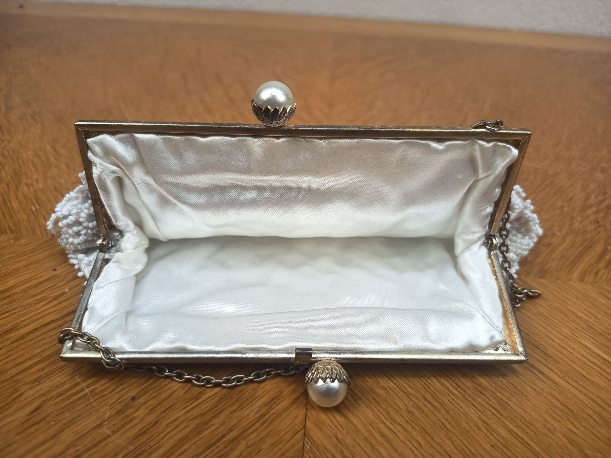 Sac perlé et gants blancs vintage – Années 1950