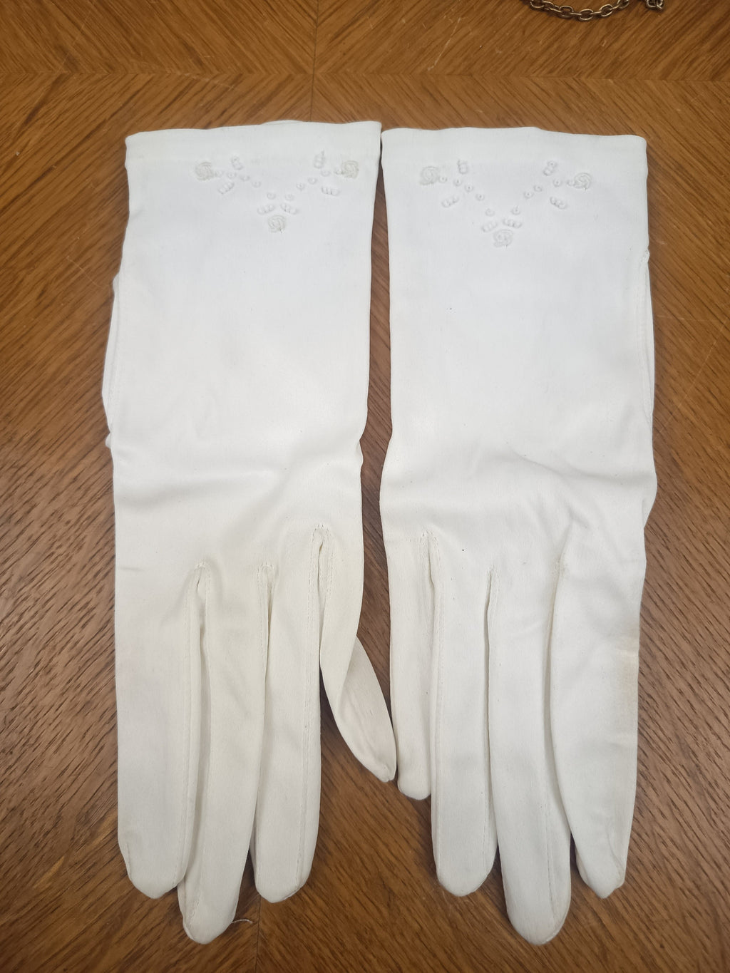 Sac perlé et gants blancs vintage – Années 1950
