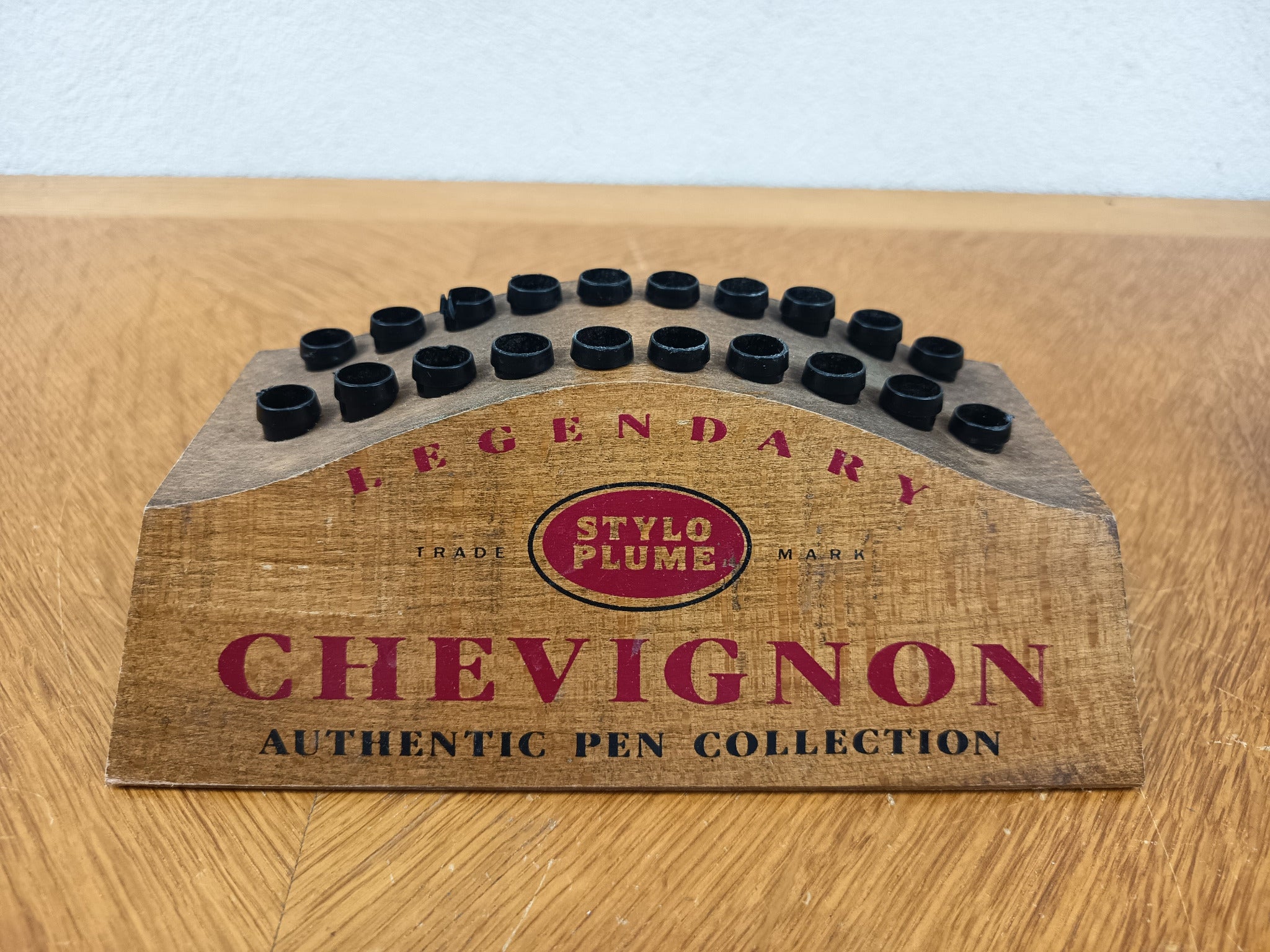 Présentoir publicitaire Chevignon vintage