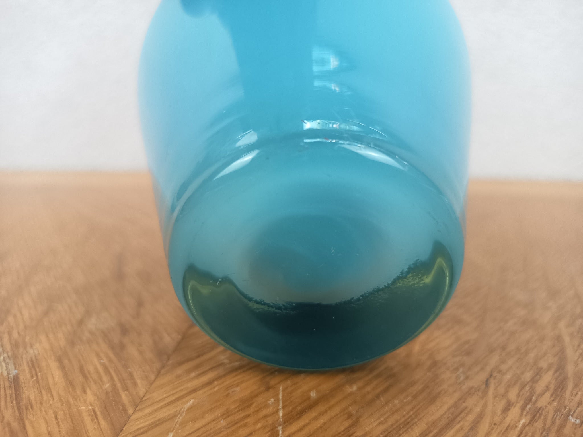 Vase vintage en opaline bleu turquoise des années 60-70, forme goutte en verre opalin et transparent