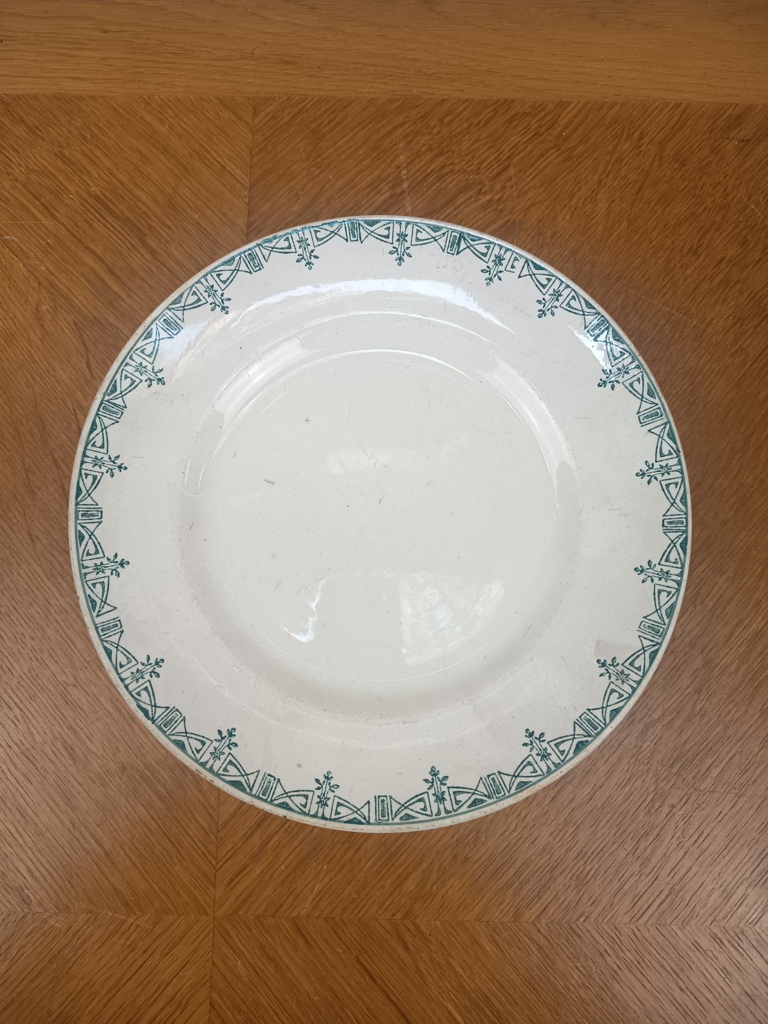 Compotier ancien Saint-Amand réf. 4004 en faïence fine, décor géométrique vert. Plat sur pied début XXe siècle, diamètre 23,5 cm.