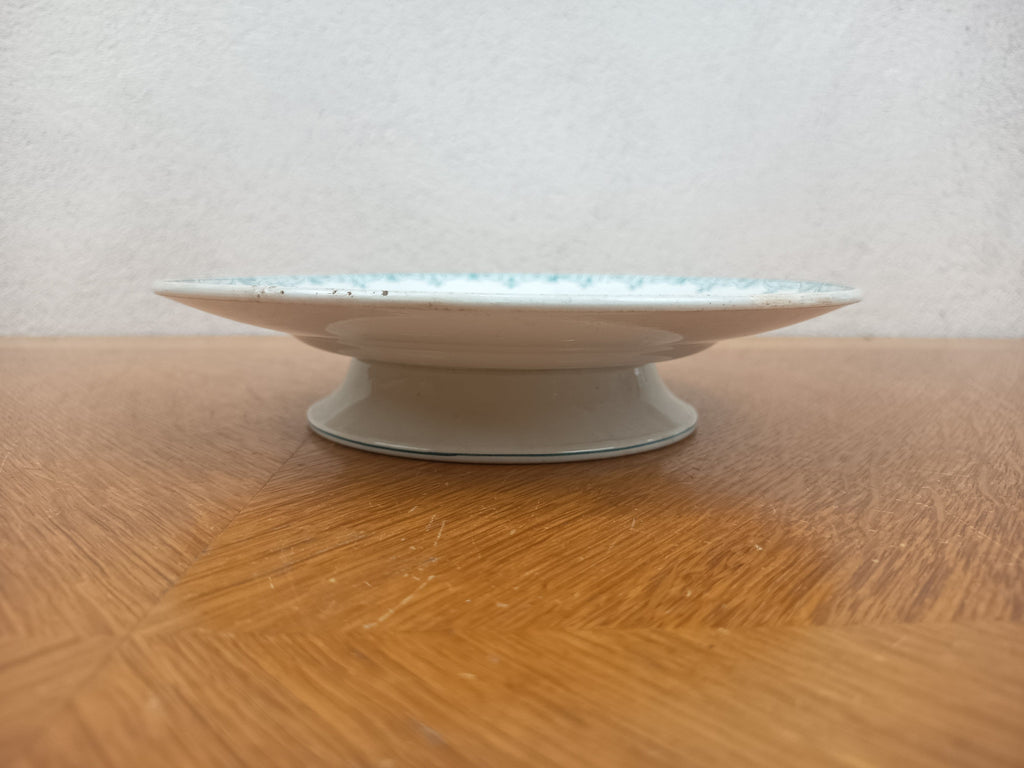Compotier ancien Saint-Amand réf. 4004 en faïence fine, décor géométrique vert. Plat sur pied début XXe siècle, diamètre 23,5 cm.