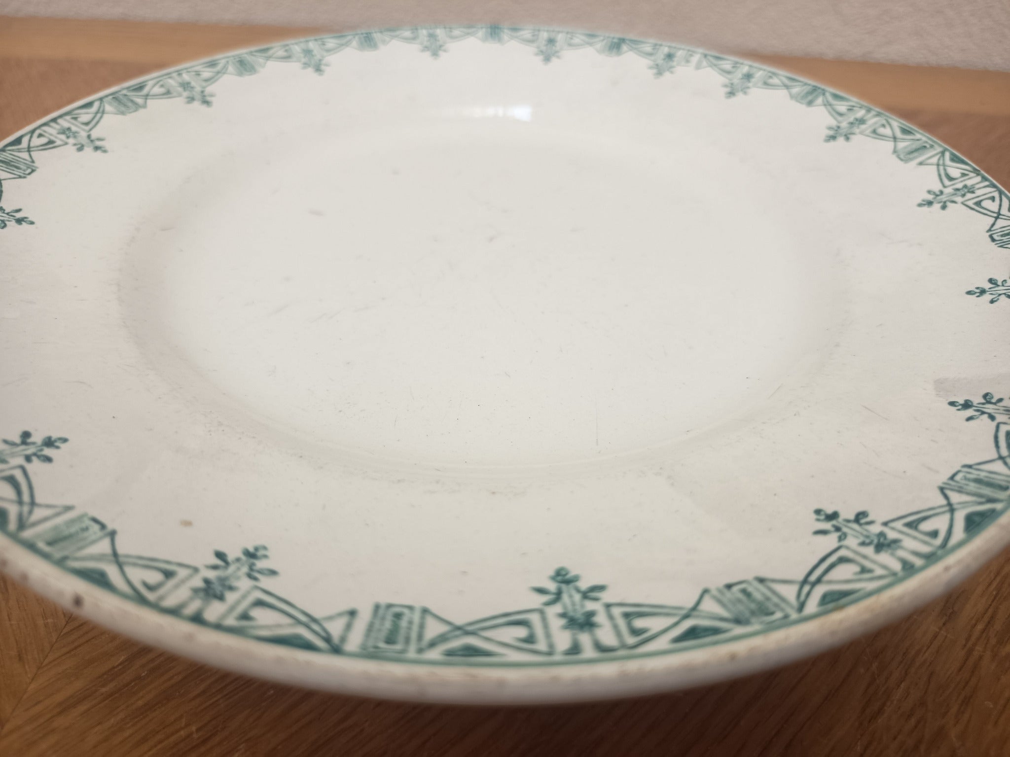 Compotier ancien Saint-Amand réf. 4004 en faïence fine, décor géométrique vert. Plat sur pied début XXe siècle, diamètre 23,5 cm.