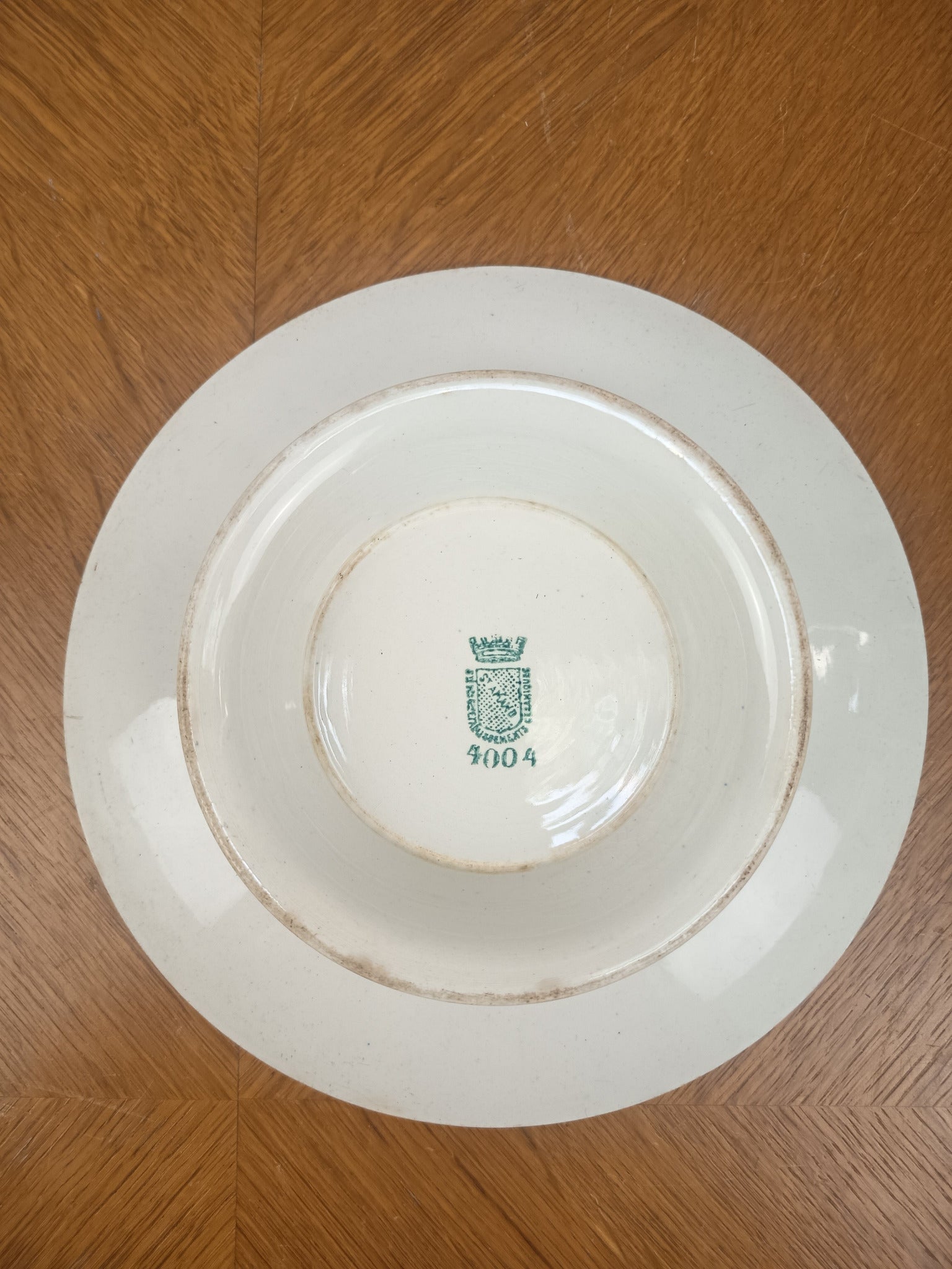 Compotier ancien Saint-Amand réf. 4004 en faïence fine, décor géométrique vert. Plat sur pied début XXe siècle, diamètre 23,5 cm.