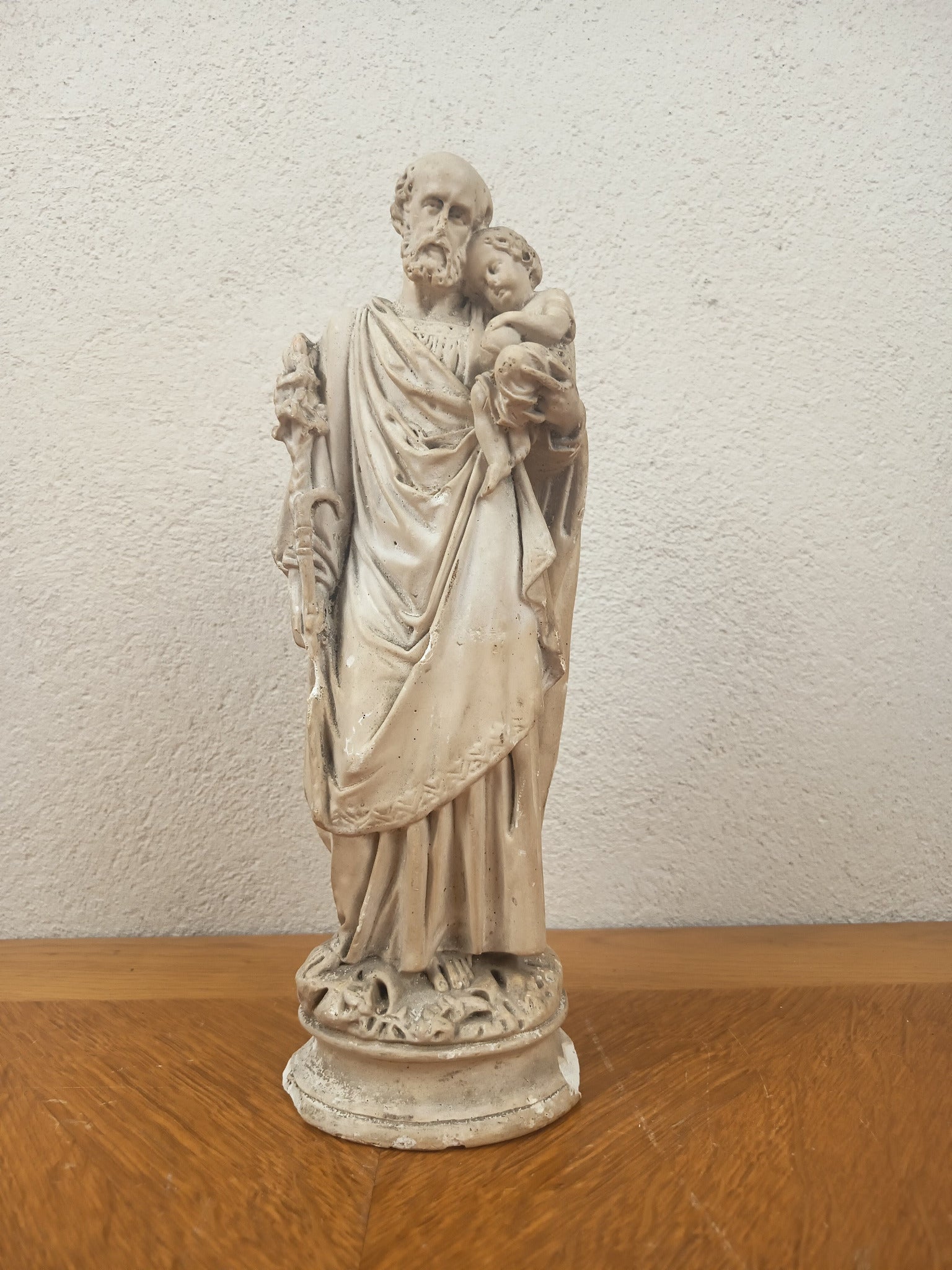 Ancienne statue de Saint Joseph portant l’Enfant Jésus en plâtre, probablement fin XIXe-début XXe siècle. Sculpture religieuse patinée de 32 cm.