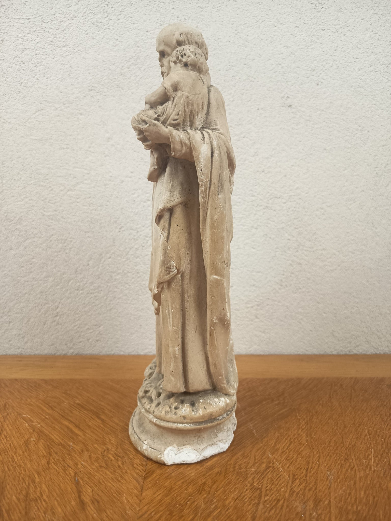 Ancienne statue de Saint Joseph portant l’Enfant Jésus en plâtre, probablement fin XIXe-début XXe siècle. Sculpture religieuse patinée de 32 cm.