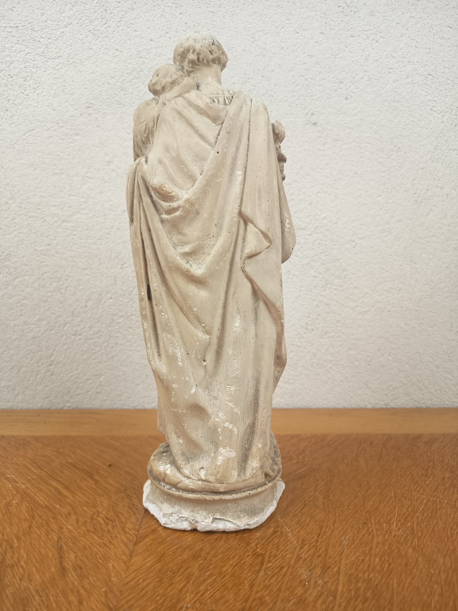 Ancienne statue de Saint Joseph portant l’Enfant Jésus en plâtre, probablement fin XIXe-début XXe siècle. Sculpture religieuse patinée de 32 cm.