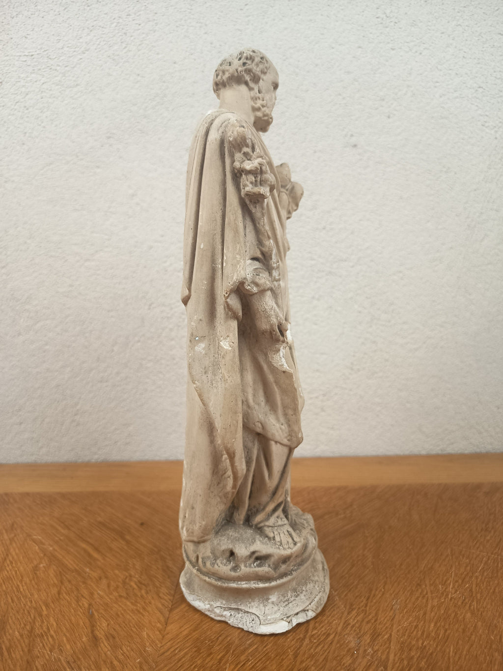 Ancienne statue de Saint Joseph portant l’Enfant Jésus en plâtre, probablement fin XIXe-début XXe siècle. Sculpture religieuse patinée de 32 cm.