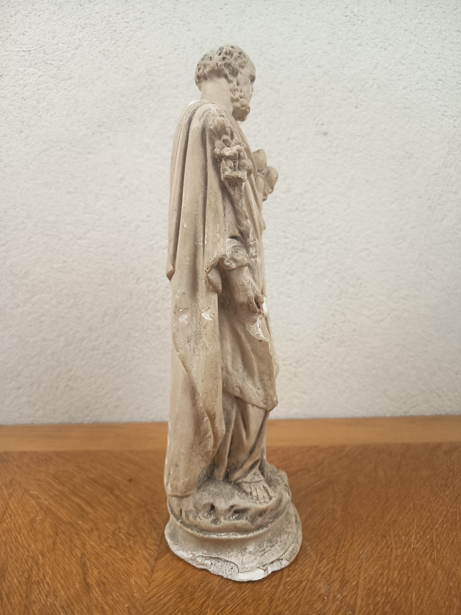 Ancienne statue de Saint Joseph portant l’Enfant Jésus en plâtre, probablement fin XIXe-début XXe siècle. Sculpture religieuse patinée de 32 cm.