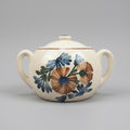 Sucrier ancien HBCM Creil-Montereau modèle Antibes en faïence à décor floral polychrome. Pot couvert Art déco années 1920-1930, largeur 17 cm.