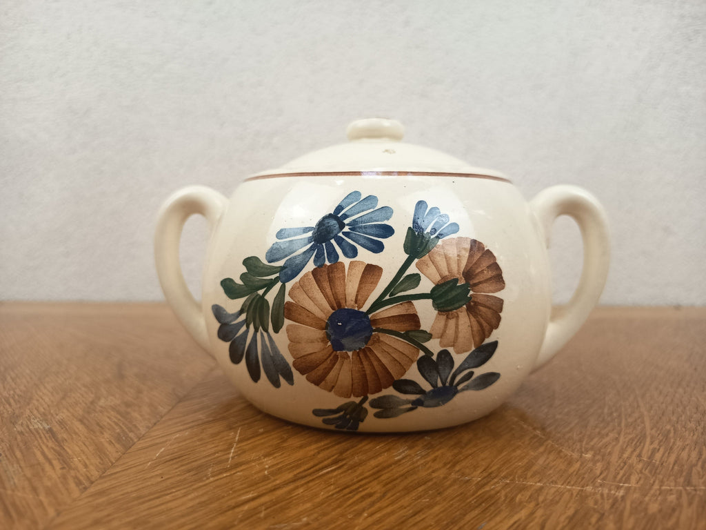 Sucrier ancien HBCM Creil-Montereau modèle Antibes en faïence à décor floral polychrome. Pot couvert Art déco années 1920-1930, largeur 17 cm.