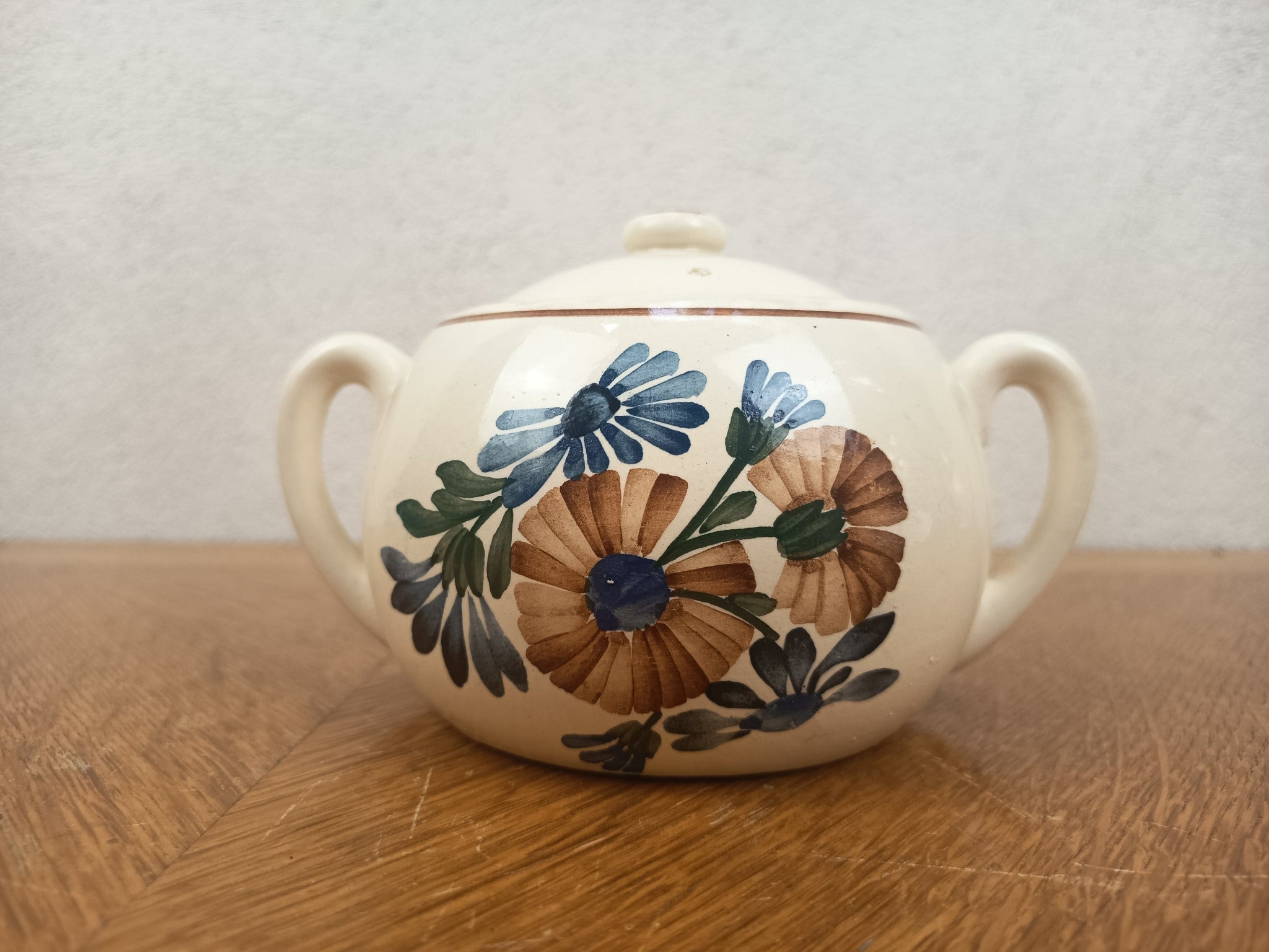 Sucrier ancien HBCM Creil-Montereau modèle Antibes en faïence à décor floral polychrome. Pot couvert Art déco années 1920-1930, largeur 17 cm.