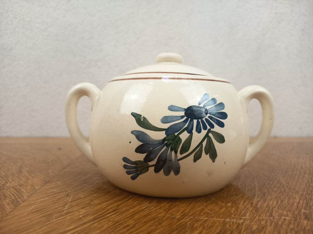 Sucrier ancien HBCM Creil-Montereau modèle Antibes en faïence à décor floral polychrome. Pot couvert Art déco années 1920-1930, largeur 17 cm.