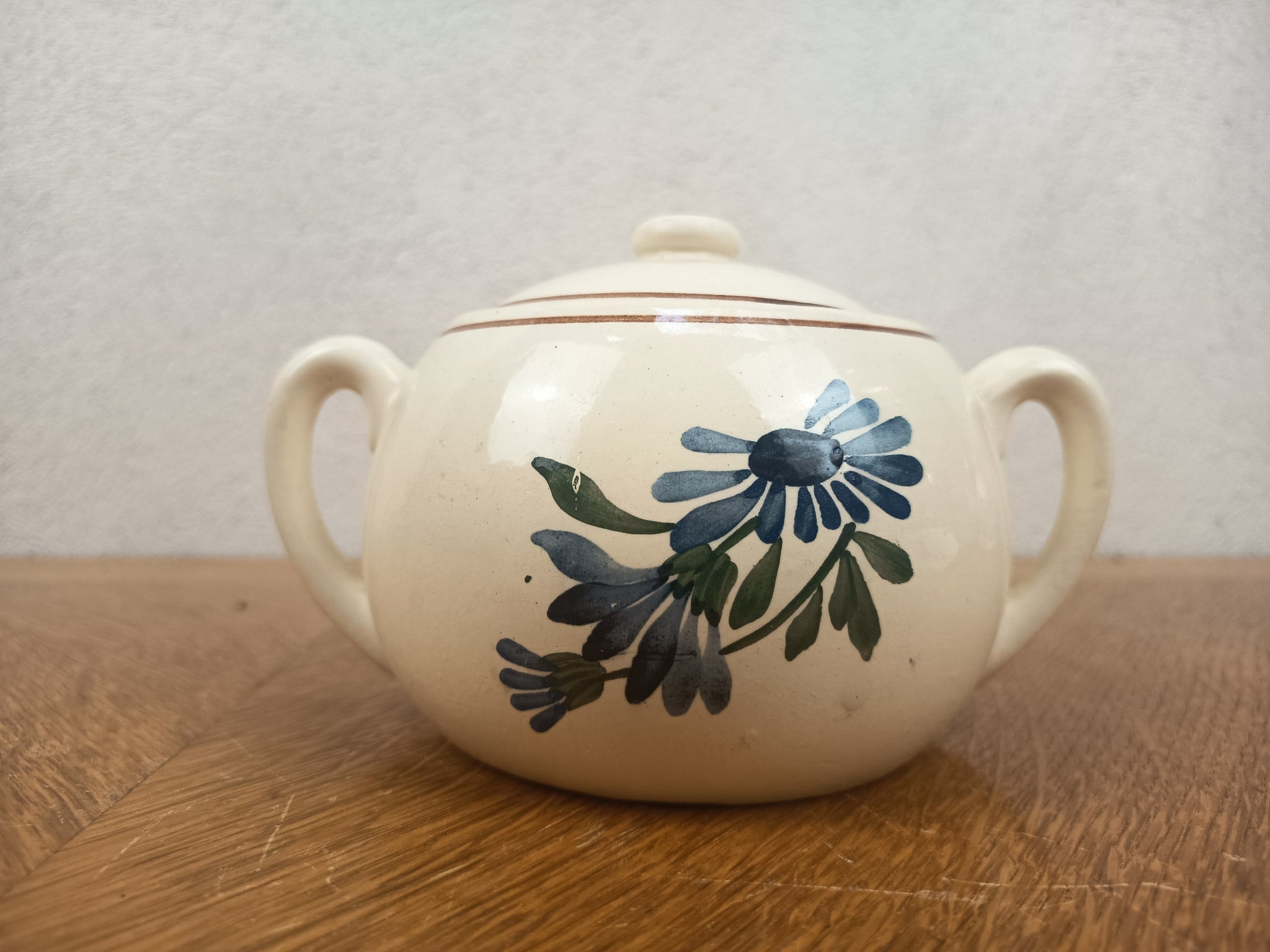 Sucrier ancien HBCM Creil-Montereau modèle Antibes en faïence à décor floral polychrome. Pot couvert Art déco années 1920-1930, largeur 17 cm.