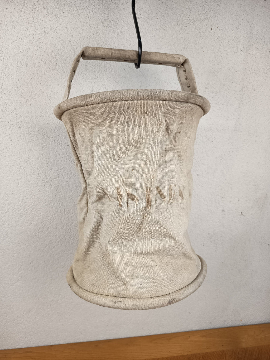 Ancien seau de pompier pliant en toile marqué Voisines, commune de l'Yonne. Matériel communal d'incendie vers 1890-1910