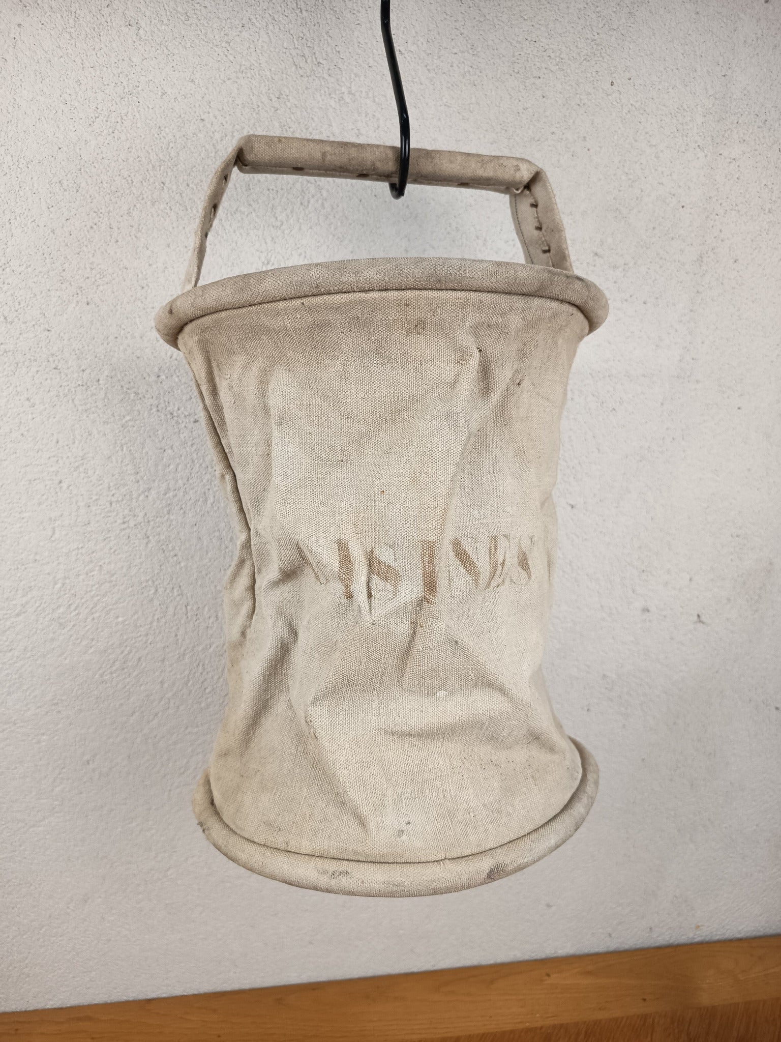 Ancien seau de pompier pliant en toile marqué Voisines, commune de l'Yonne. Matériel communal d'incendie vers 1890-1910