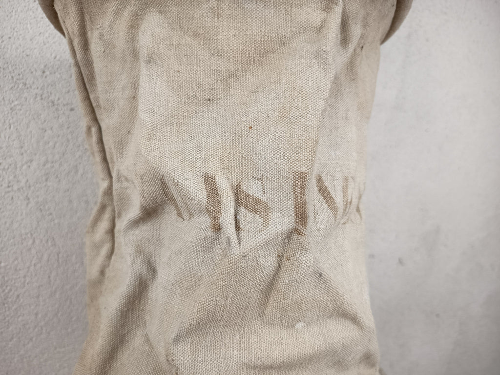 Ancien seau de pompier pliant en toile marqué Voisines, commune de l'Yonne. Matériel communal d'incendie vers 1890-1910