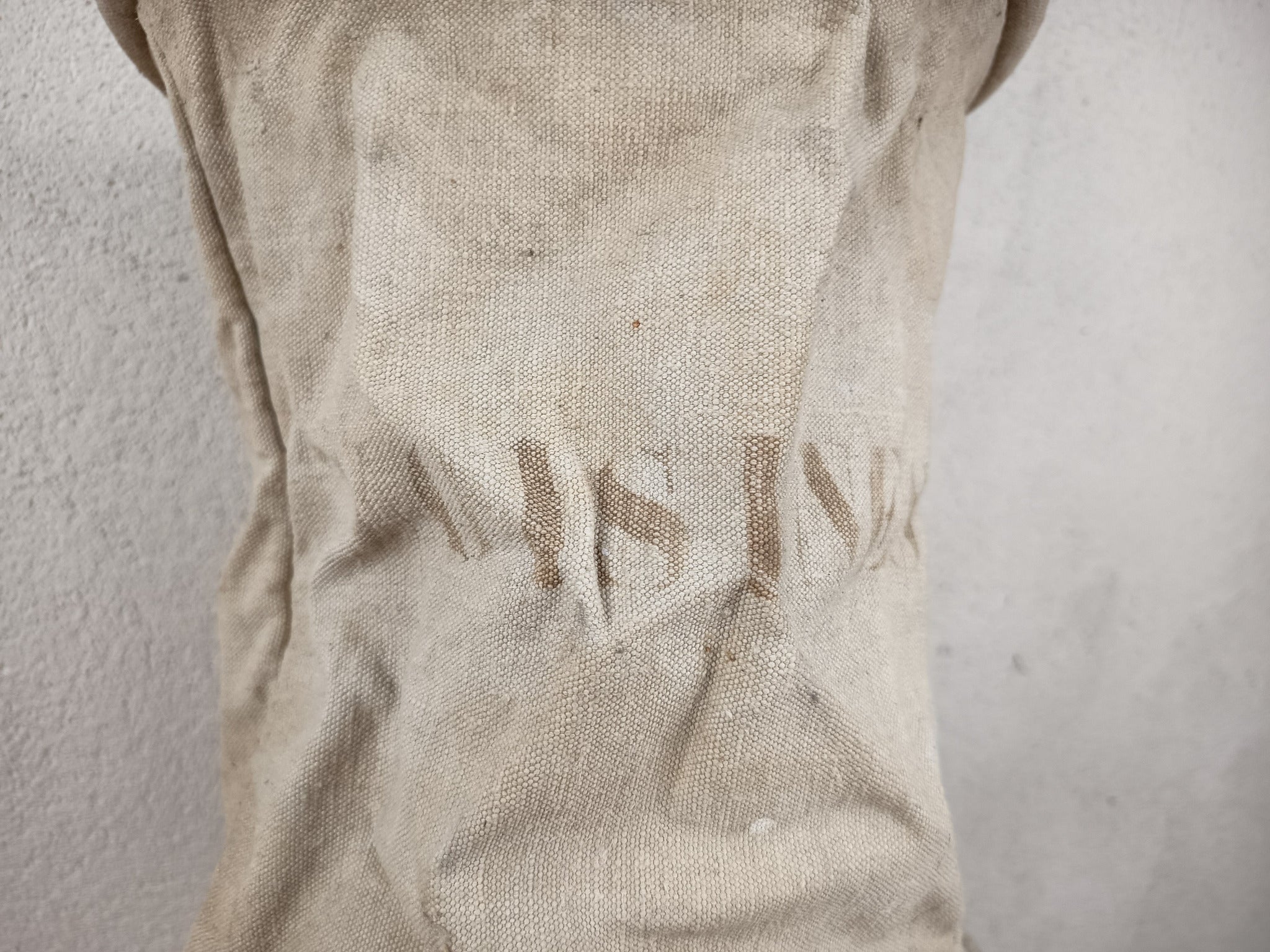 Ancien seau de pompier pliant en toile marqué Voisines, commune de l'Yonne. Matériel communal d'incendie vers 1890-1910