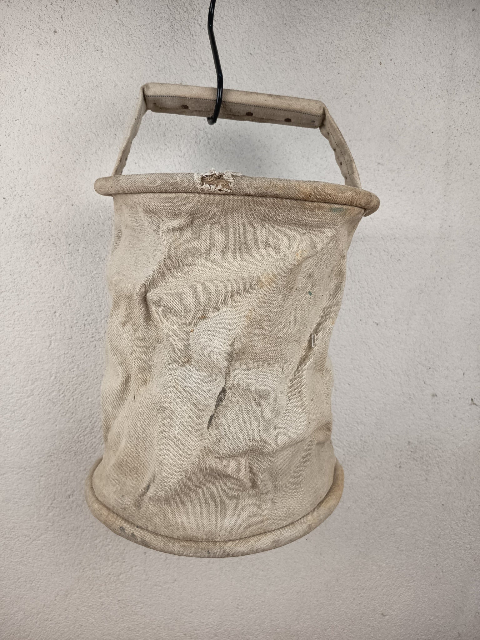 Ancien seau de pompier pliant en toile marqué Voisines, commune de l'Yonne. Matériel communal d'incendie vers 1890-1910