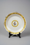 Assiette en faïence de Nevers fin XVIIIe siècle, vers 1780-1790, contemporaine du règne de Louis XVI. Décor floral polychrome, diamètre 22 cm.