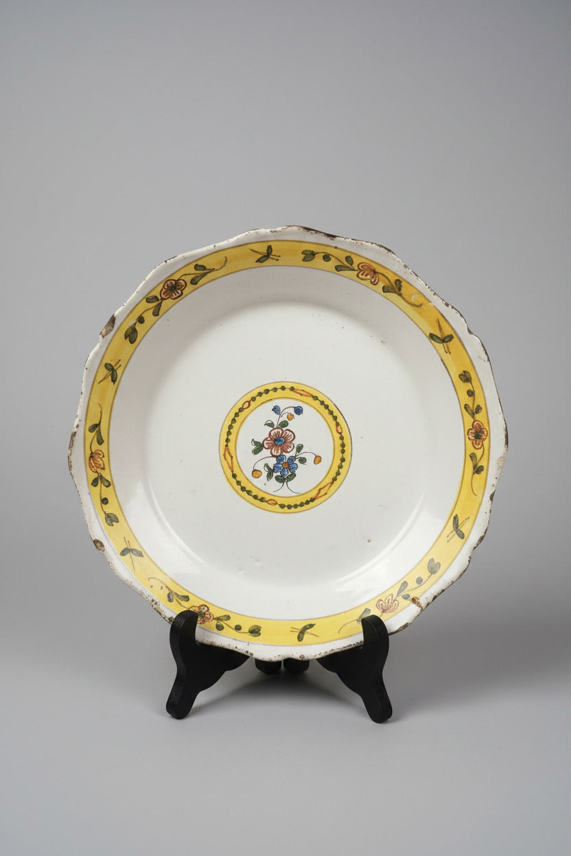 Assiette en faïence de Nevers fin XVIIIe siècle, vers 1780-1790, contemporaine du règne de Louis XVI. Décor floral polychrome, diamètre 22 cm.