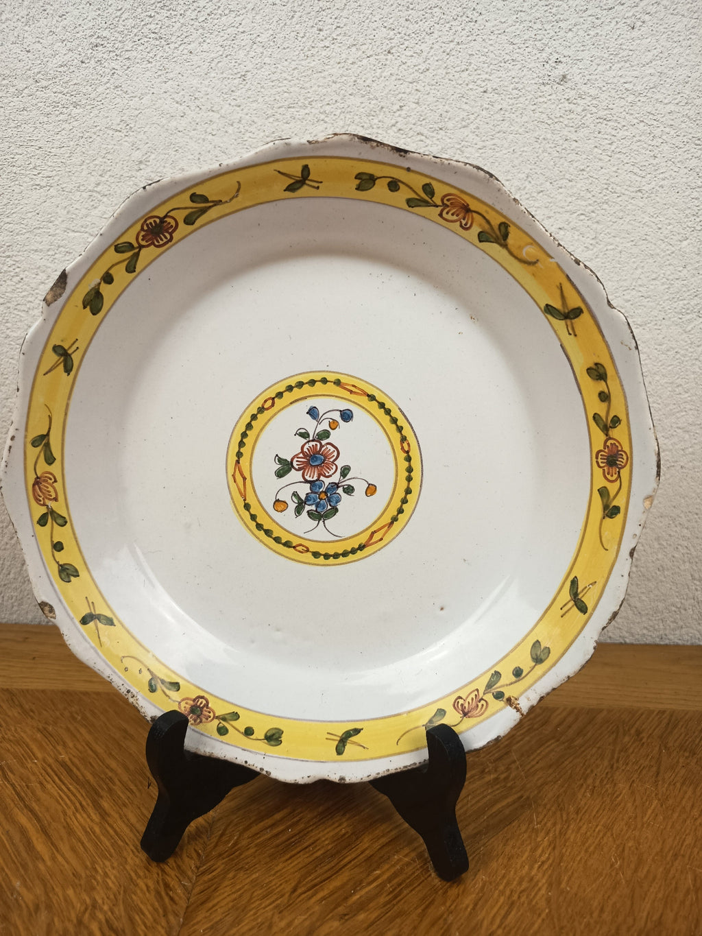 Assiette en faïence de Nevers fin XVIIIe siècle, vers 1780-1790, contemporaine du règne de Louis XVI. Décor floral polychrome, diamètre 22 cm.

Mots-clés SEO