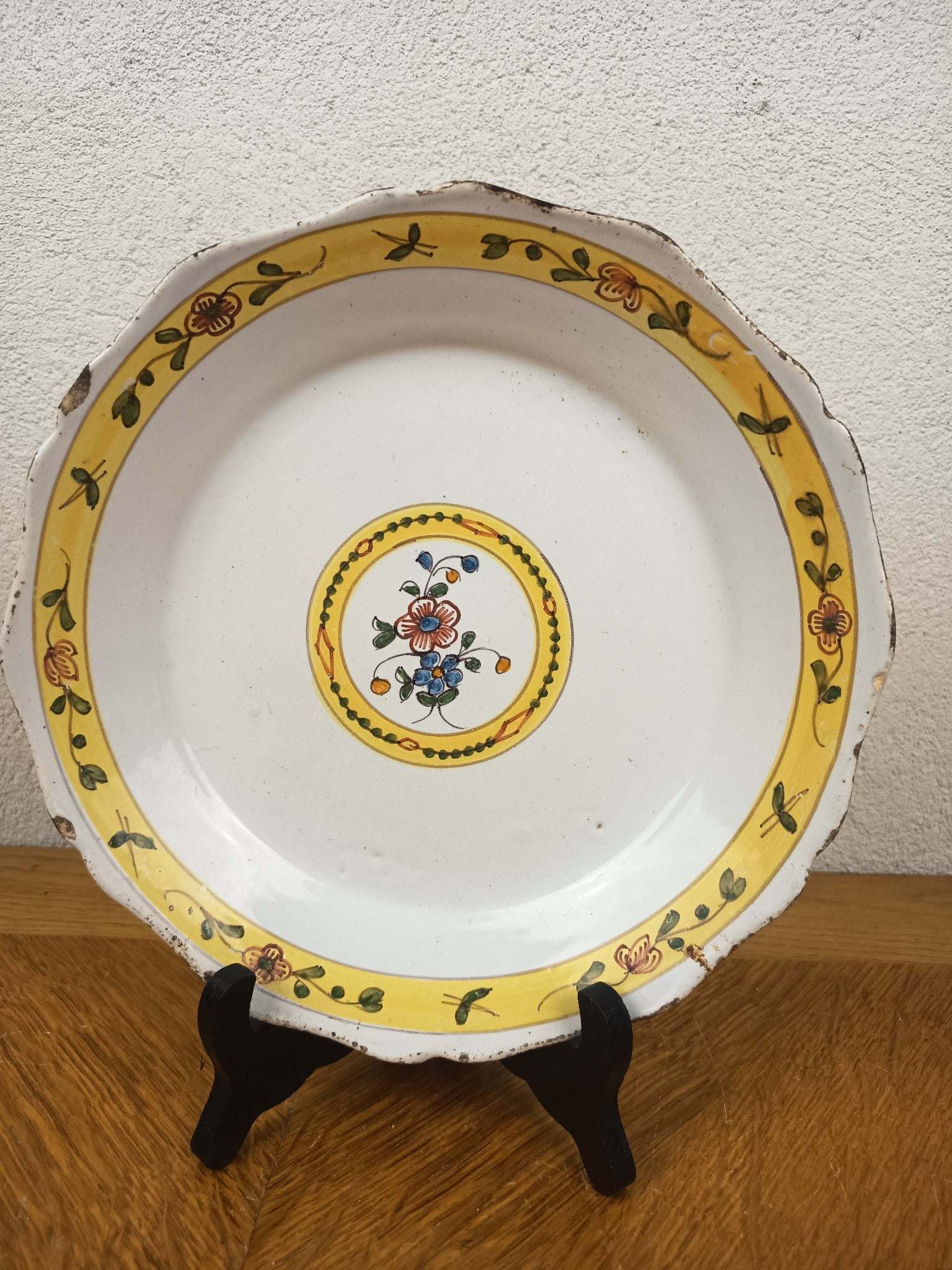 Assiette en faïence de Nevers fin XVIIIe siècle, vers 1780-1790, contemporaine du règne de Louis XVI. Décor floral polychrome, diamètre 22 cm.

Mots-clés SEO
