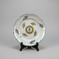 Assiette française en faïence polychrome fin XVIIIe siècle, probablement Nevers, vers 1775-1790. Époque Louis XVI, diamètre 23 c