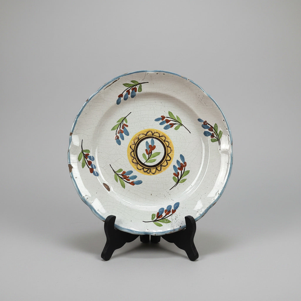 Assiette française en faïence polychrome fin XVIIIe siècle, probablement Nevers, vers 1775-1790. Époque Louis XVI, diamètre 23 c