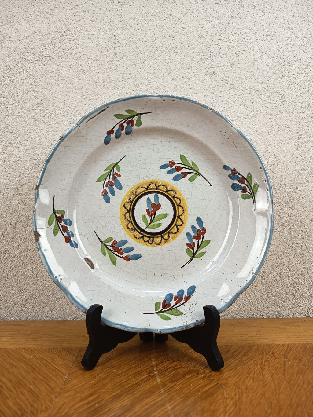 Assiette française en faïence polychrome fin XVIIIe siècle, probablement Nevers, vers 1775-1790. Époque Louis XVI, diamètre 23 c