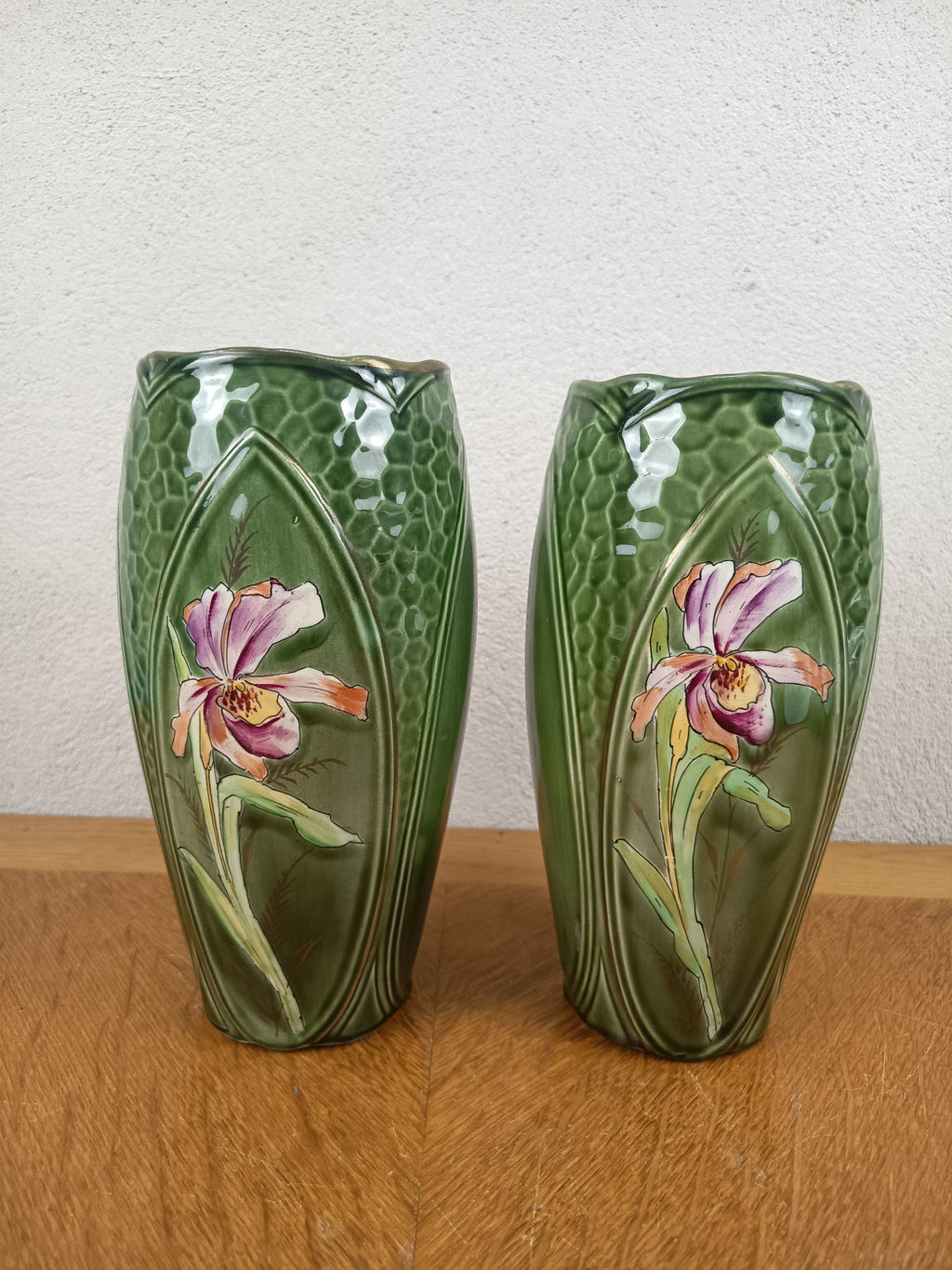 Paire de vases Art nouveau Saint-Amand vers 1910-1915, Nouvelles Usines Céramiques du Nord, décor d’orchidées peint à la main
