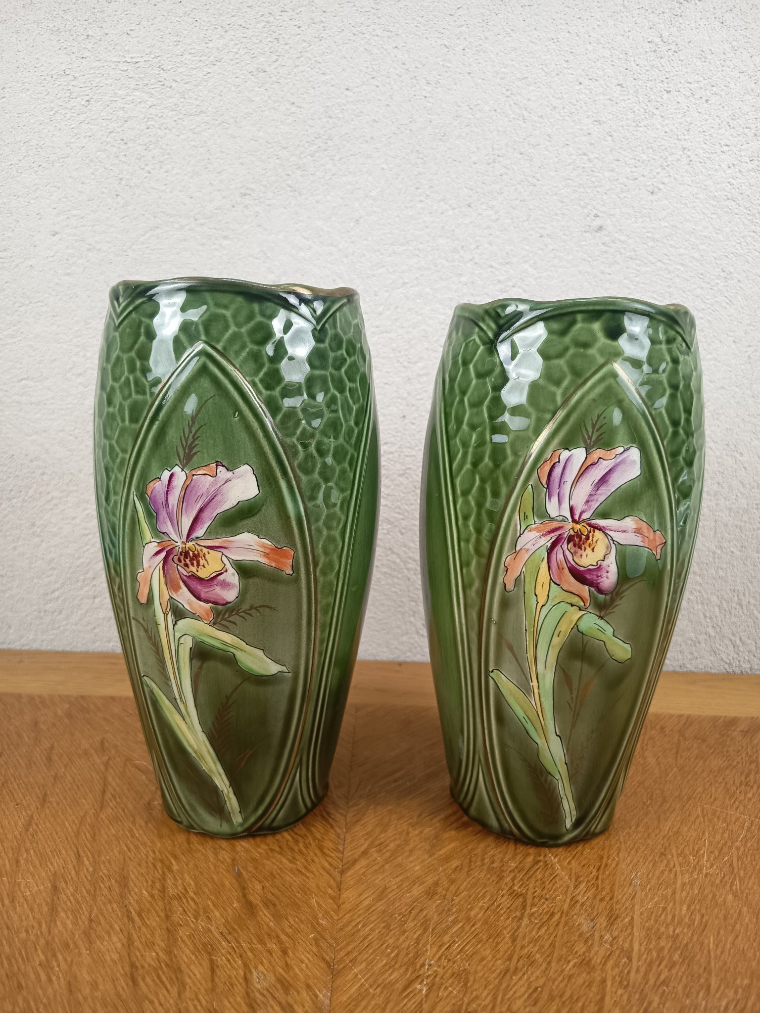 Paire de vases Art nouveau Saint-Amand vers 1910-1915, Nouvelles Usines Céramiques du Nord, décor d’orchidées peint à la main