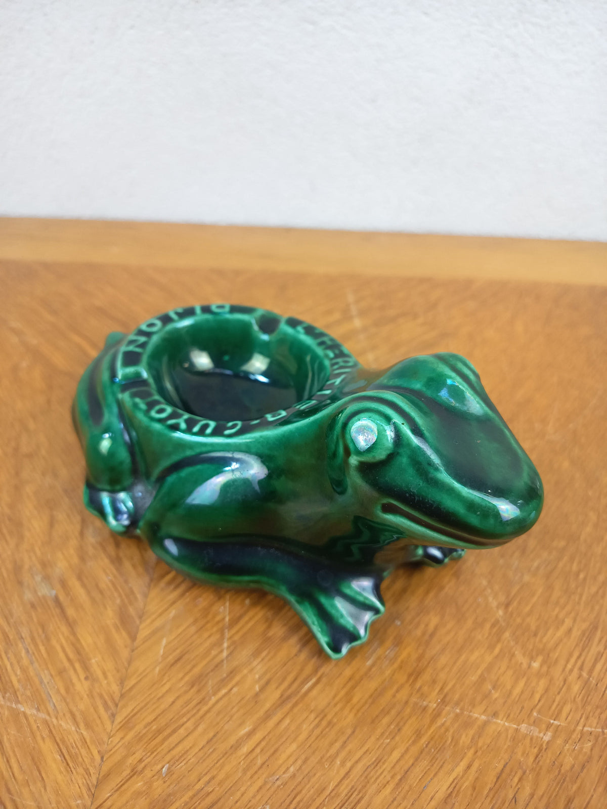Ancien cendrier publicitaire grenouille L’Héritier-Guyot Dijon en faïence verte émaillée. Objet de bistrot vintage des années 1960, 20 × 12 cm.