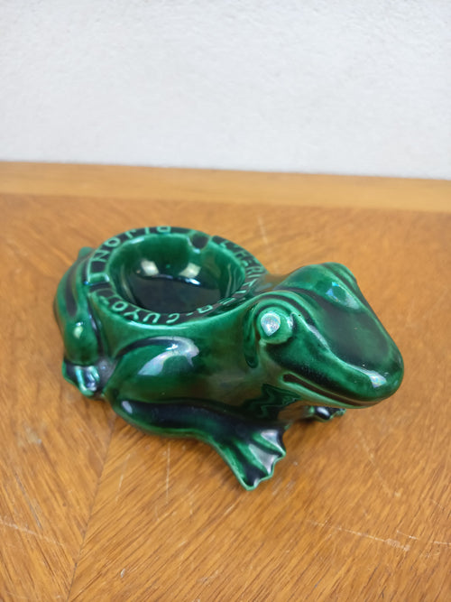 Ancien cendrier publicitaire grenouille L’Héritier-Guyot Dijon en faïence verte émaillée. Objet de bistrot vintage des années 1960, 20 × 12 cm.