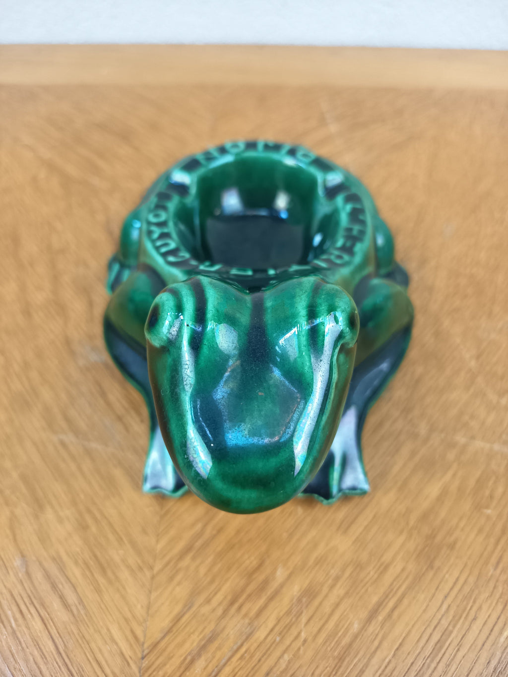 Ancien cendrier publicitaire grenouille L’Héritier-Guyot Dijon en faïence verte émaillée. Objet de bistrot vintage des années 1960, 20 × 12 cm.