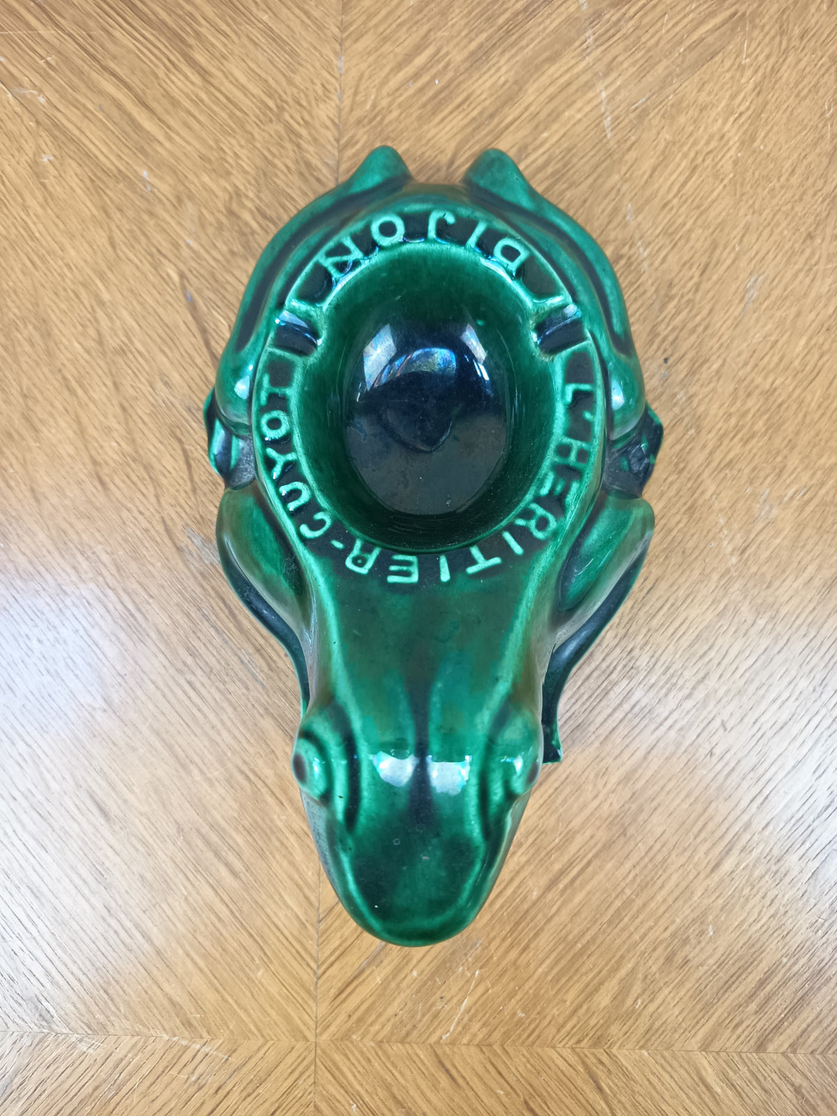 Ancien cendrier publicitaire grenouille L’Héritier-Guyot Dijon en faïence verte émaillée. Objet de bistrot vintage des années 1960, 20 × 12 cm.