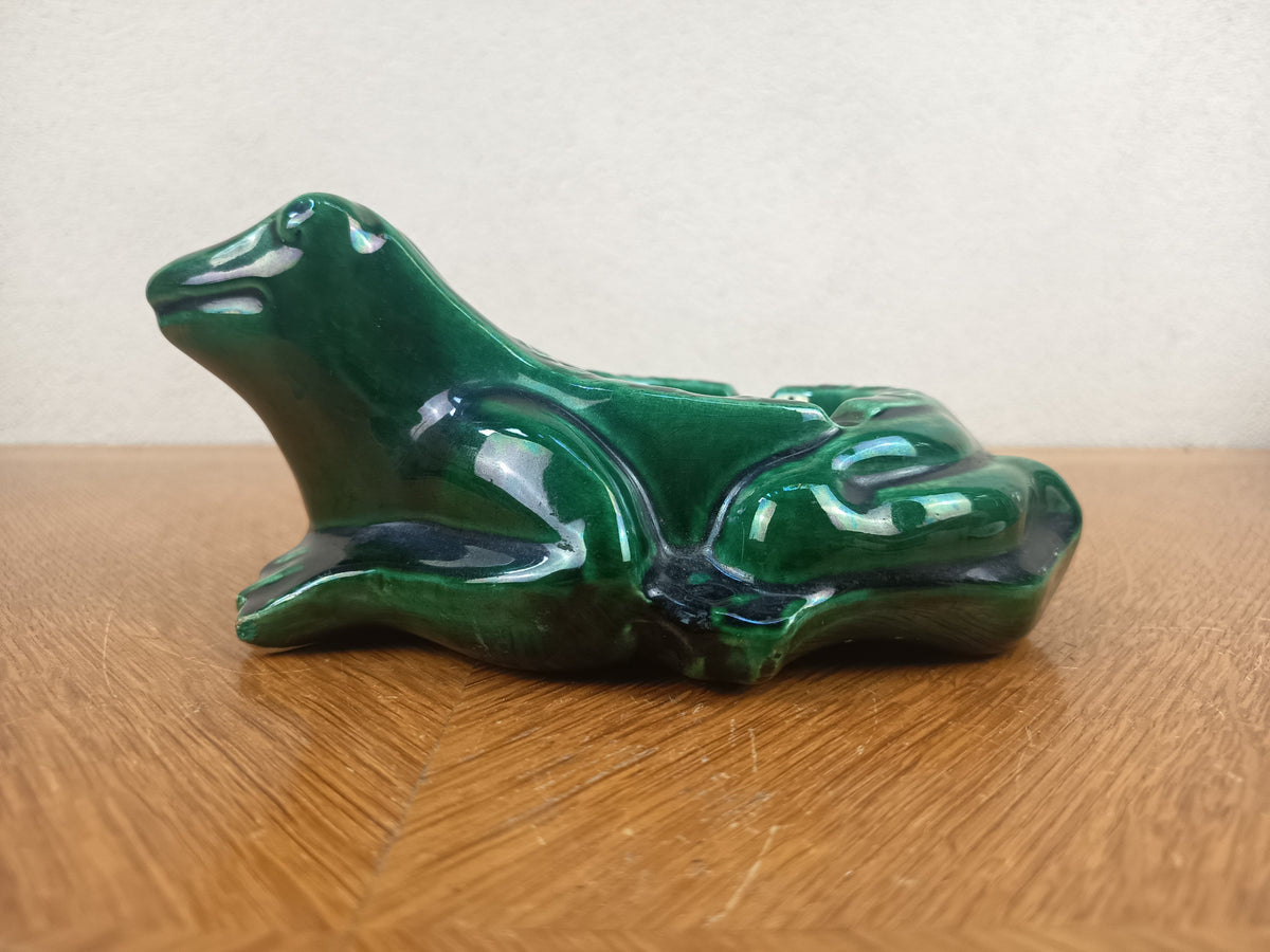 Ancien cendrier publicitaire grenouille L’Héritier-Guyot Dijon en faïence verte émaillée. Objet de bistrot vintage des années 1960, 20 × 12 cm.