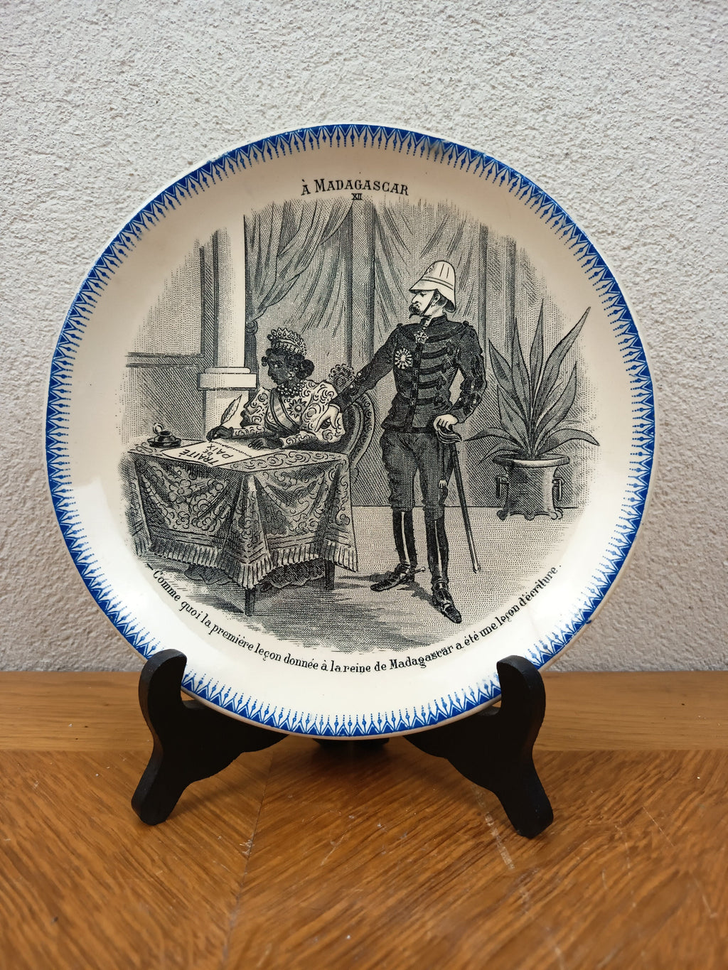 Assiette parlante ancienne Boulenger Choisy-le-Roi, série À Madagascar n° XII. Terre de Fer fin XIXe, décor historique colonial, diamètre 20 cm.