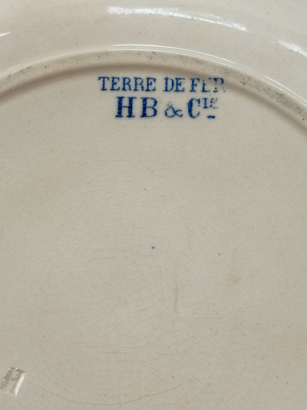 Assiette parlante ancienne Boulenger Choisy-le-Roi, série À Madagascar n° XII. Terre de Fer fin XIXe, décor historique colonial, diamètre 20 cm.