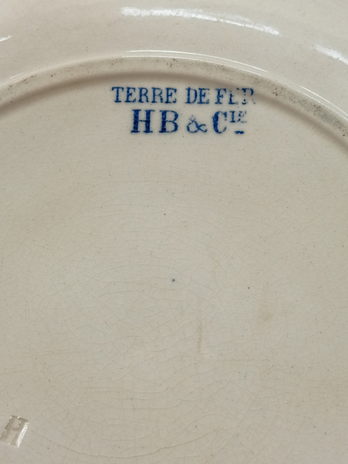 Assiette parlante ancienne Boulenger Choisy-le-Roi, série À Madagascar n° XII. Terre de Fer fin XIXe, décor historique colonial, diamètre 20 cm.