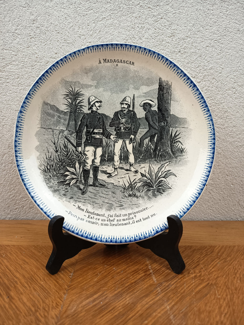 Assiette parlante Boulenger Choisy-le-Roi, série À Madagascar n° X. Terre de Fer fin XIXe, décor militaire colonial, diamètre 20 cm.