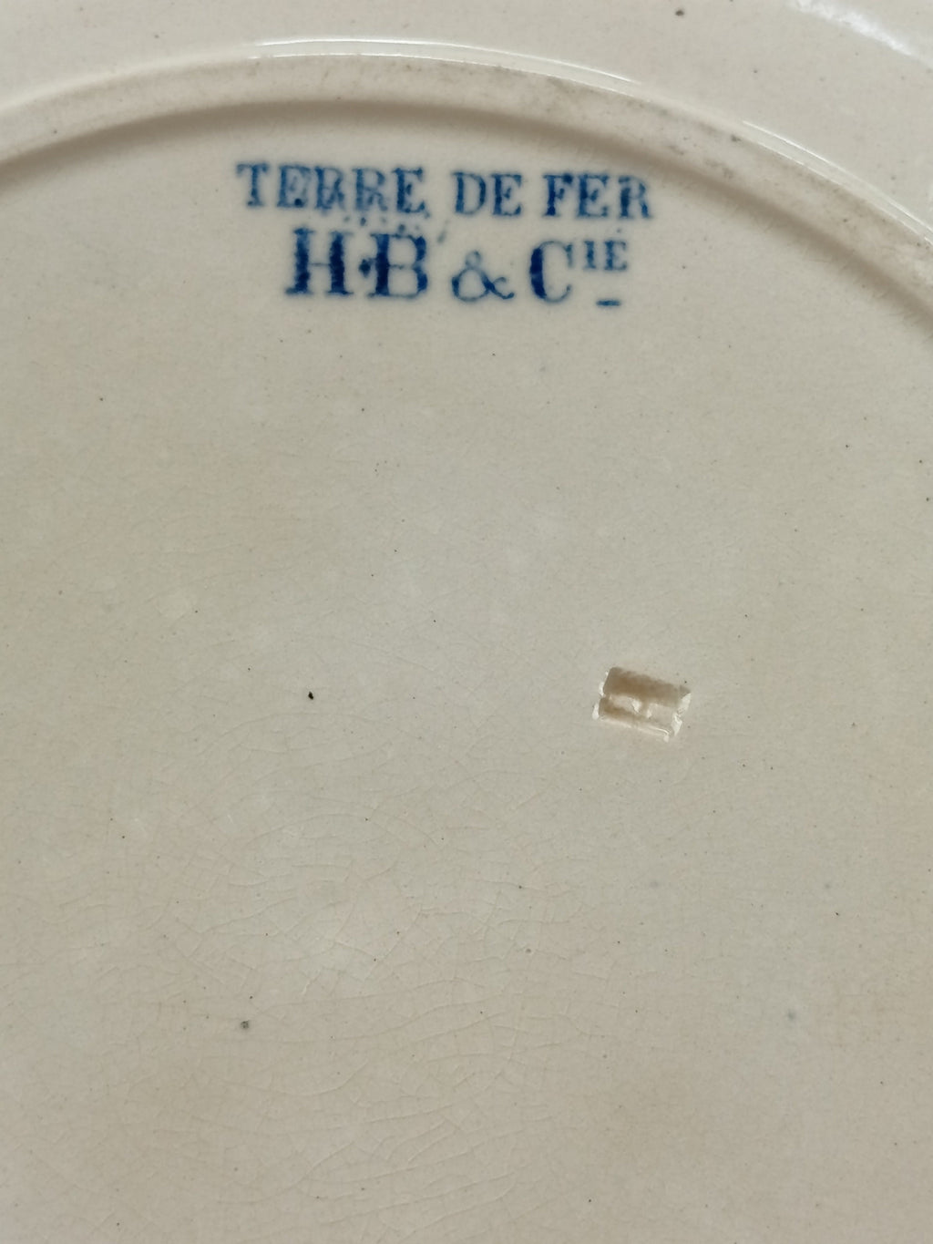 Assiette parlante Boulenger Choisy-le-Roi, série À Madagascar n° X. Terre de Fer fin XIXe, décor militaire colonial, diamètre 20 cm.