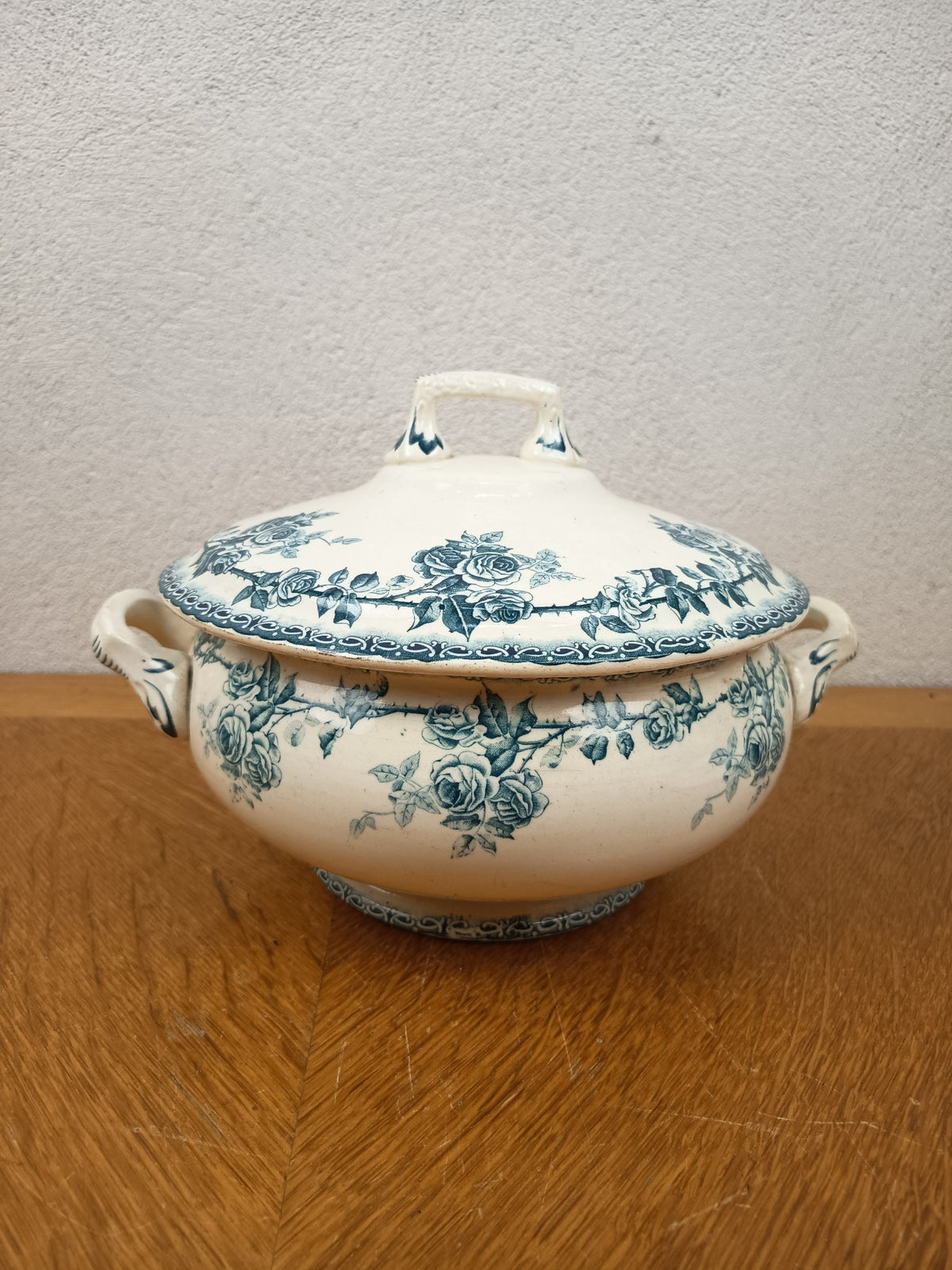 Soupière ancienne Boulenger Choisy-le-Roi en Terre de Fer décor Cyclamen bleu
