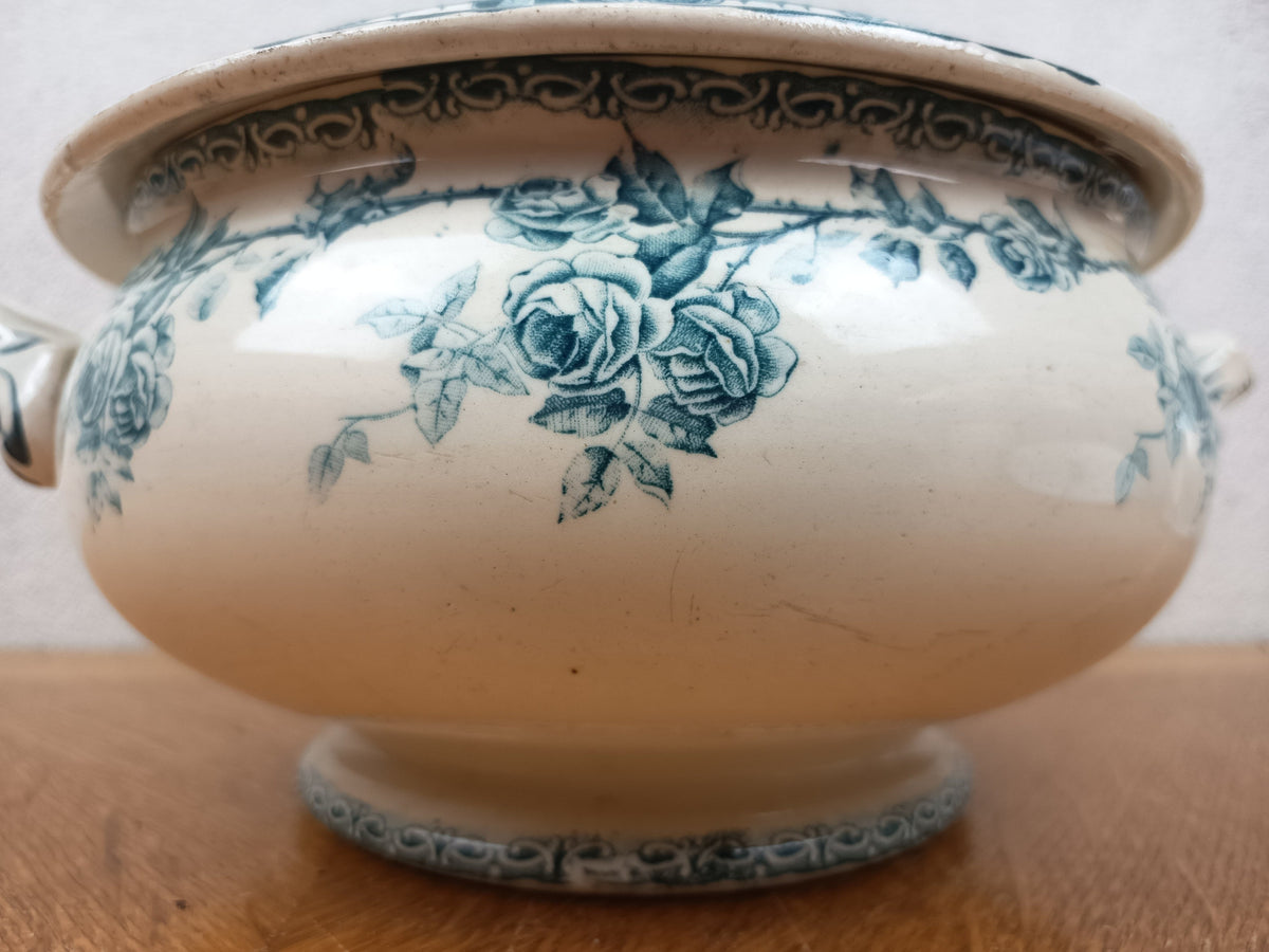Soupière ancienne Boulenger Choisy-le-Roi en Terre de Fer décor Cyclamen bleu