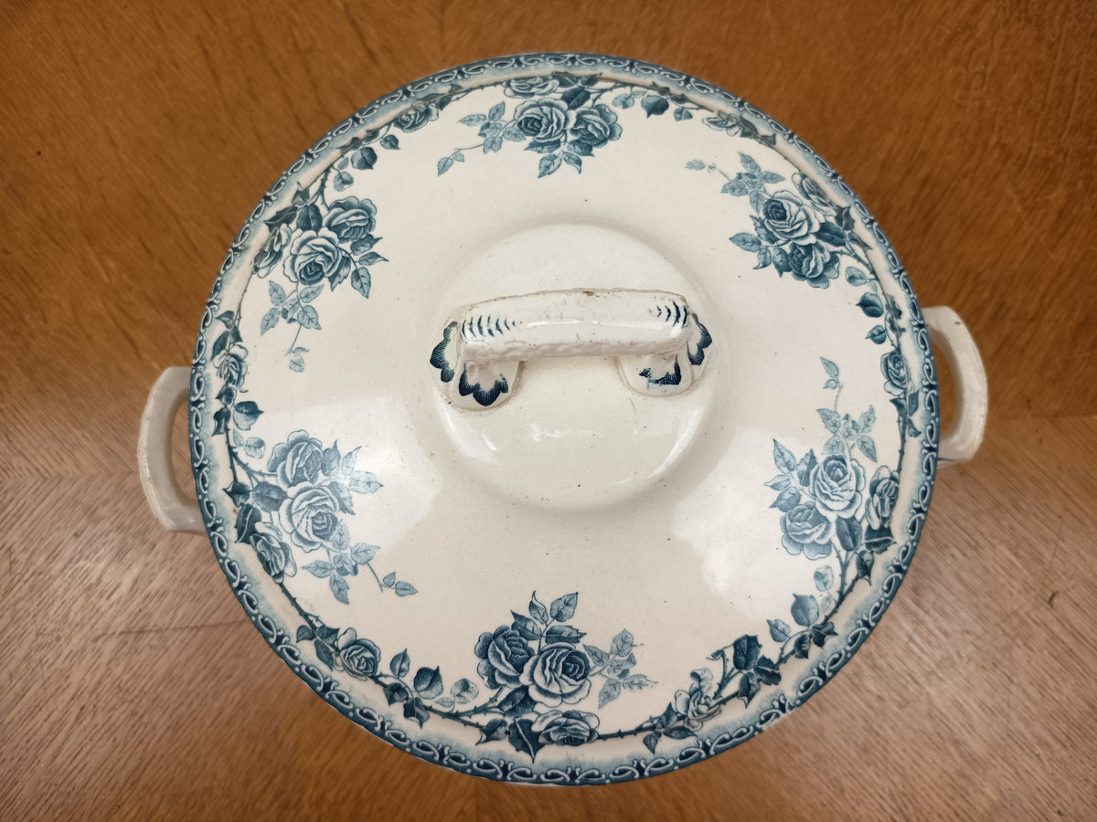Soupière ancienne Boulenger Choisy-le-Roi en Terre de Fer décor Cyclamen bleu