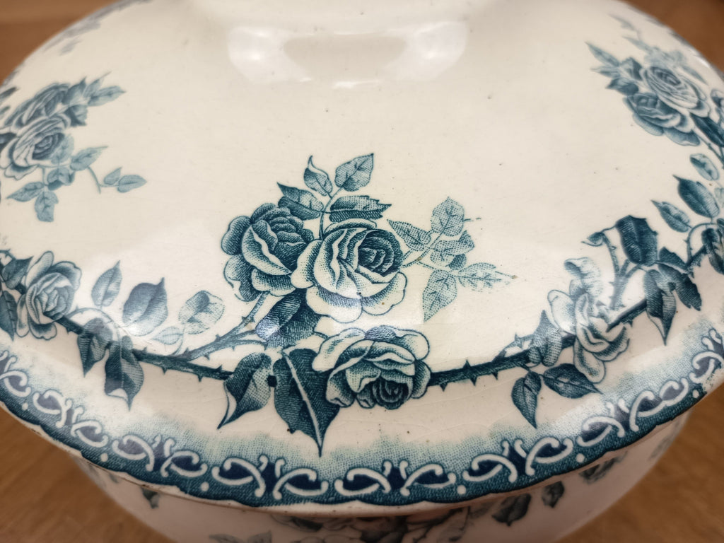Soupière ancienne Boulenger Choisy-le-Roi en Terre de Fer décor Cyclamen bleu