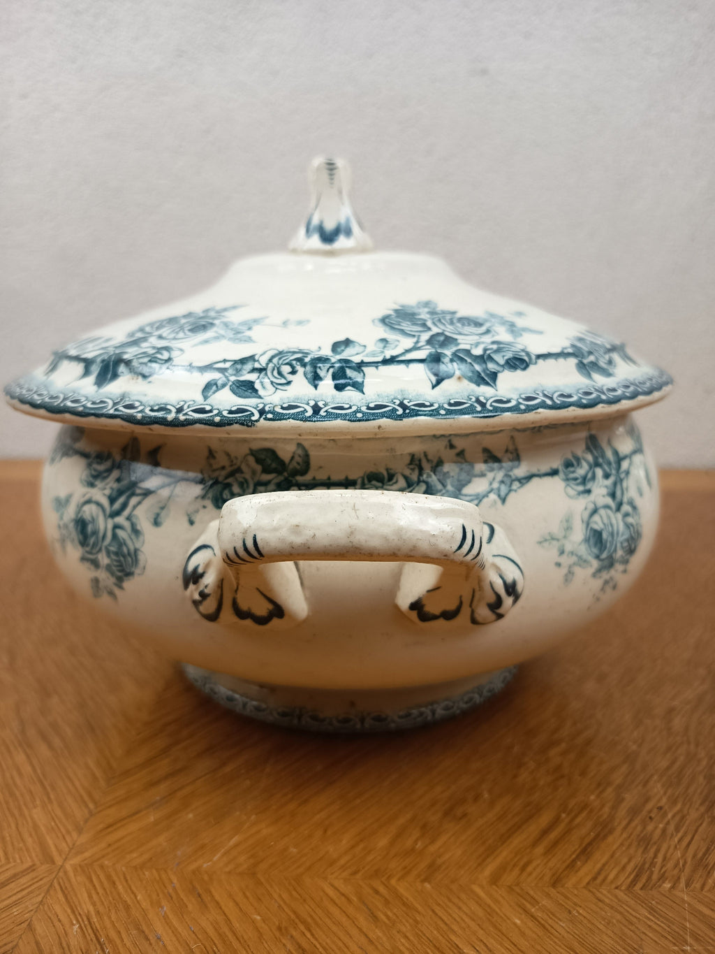 Soupière ancienne Boulenger Choisy-le-Roi en Terre de Fer décor Cyclamen bleu